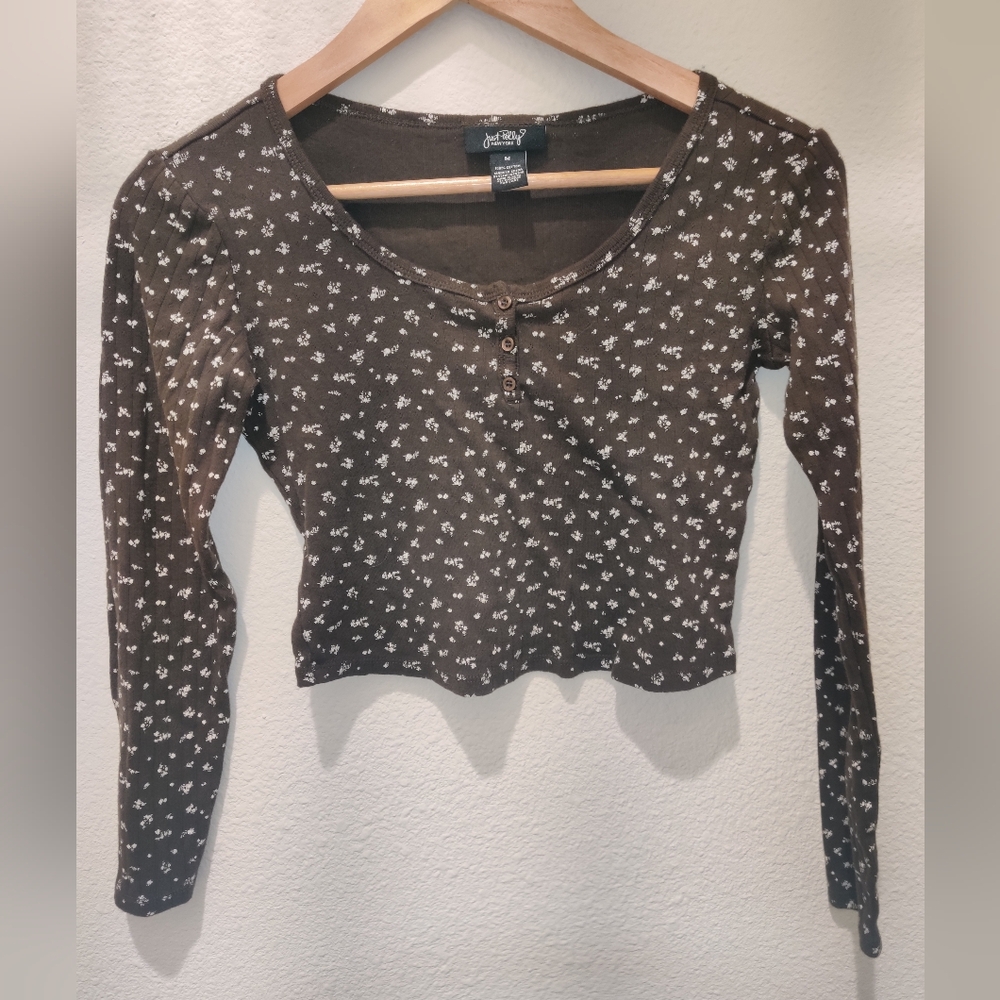 Long sleeve cropped Henley top with tiny flower pattern sz M